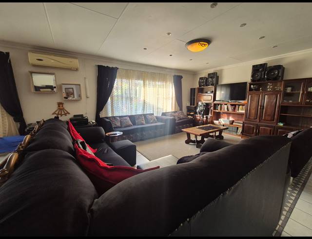 3 BEDROOM TOWNHOUSE FOR SALE IN VANDERBIJLPARK SE 2